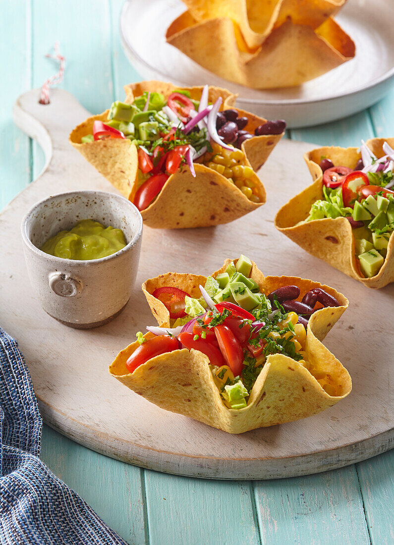 Mexikanischer Salat serviert in Tortillaschälchen