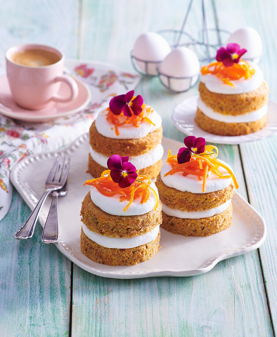 Dinkel-Minikuchen mit Creme und kandierten Karotten