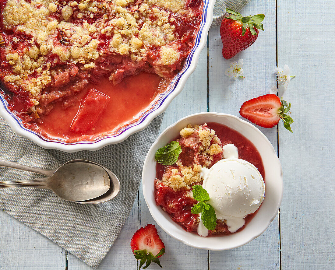 Rhubarb and strawberry crumble