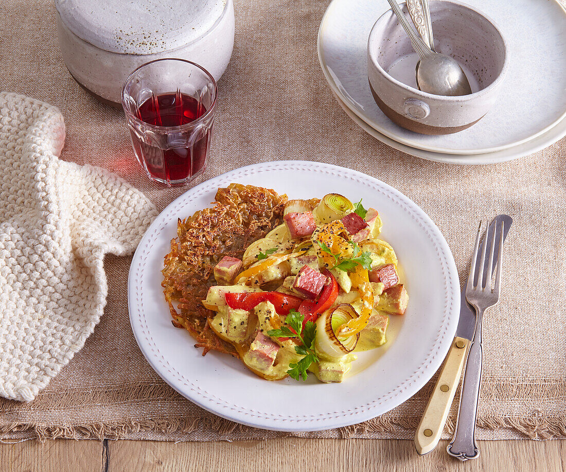 Kartoffelrösti mit cremigem Gemüse und Schinken