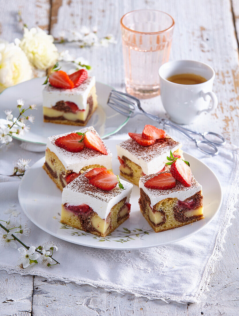 Süße Biskuitschnitten mit Pudding und Erdbeeren