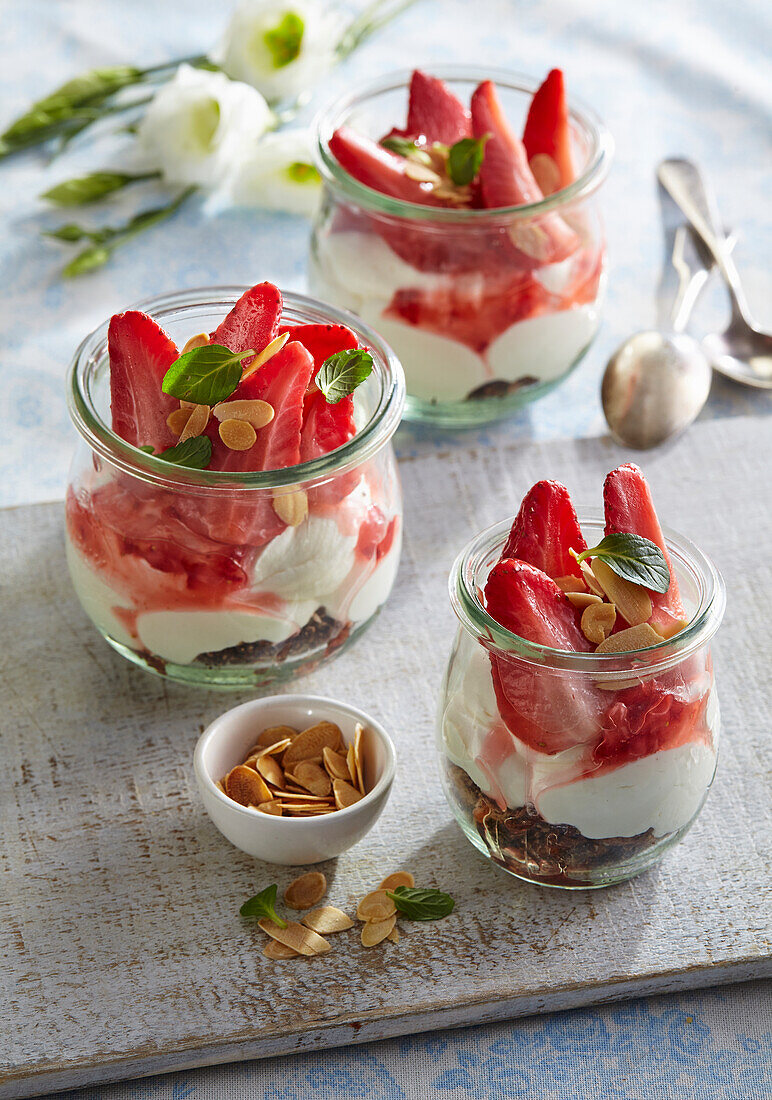 Erdbeeren mit weißer Schokoladenmousse und Mandeln