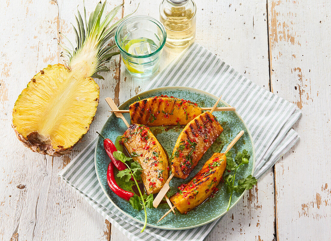 Würzig gegrillte Ananasspieße