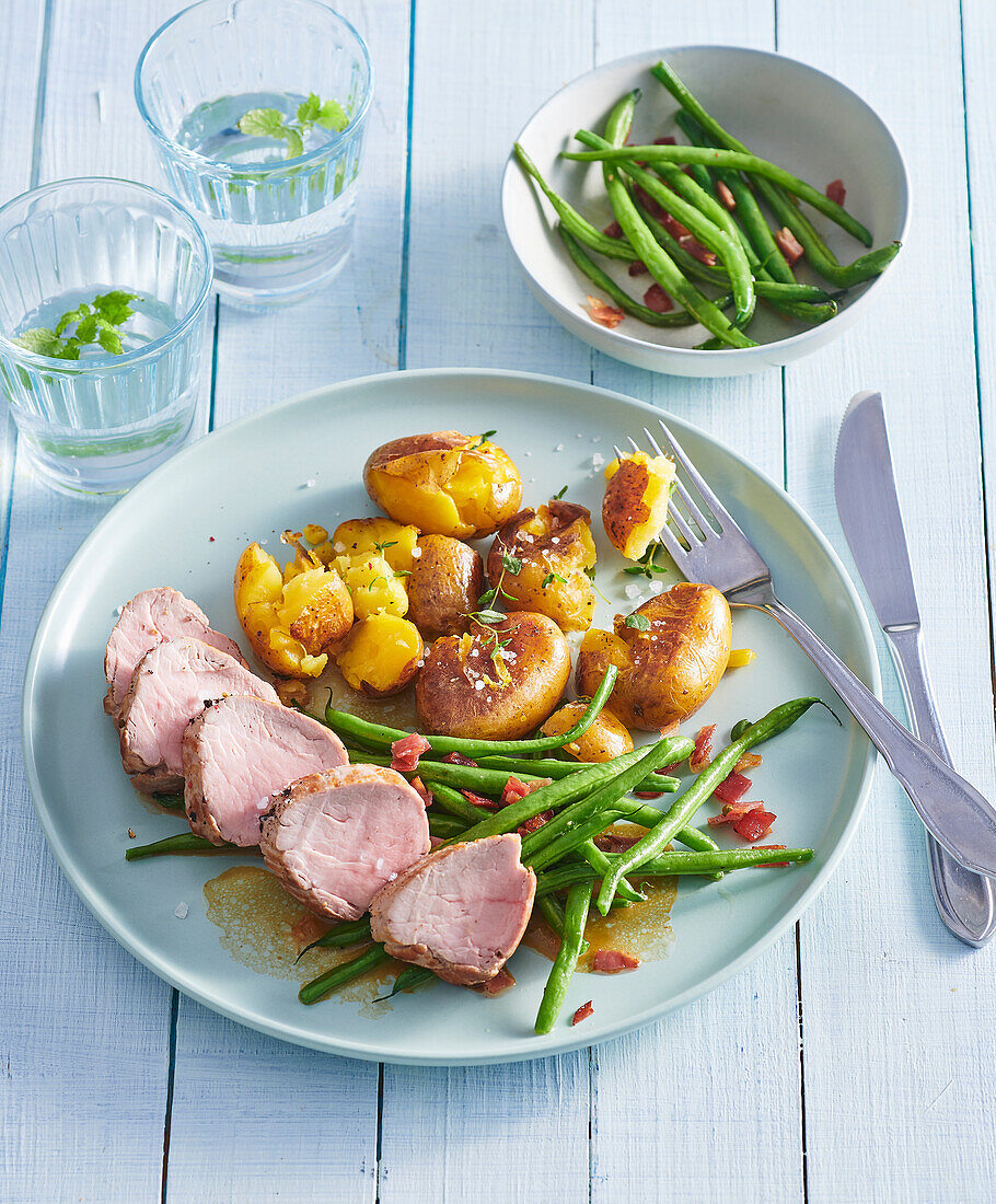 Gebratenes Schweinefilet mit Thymian-Ofenkartoffeln und grünen Bohnen