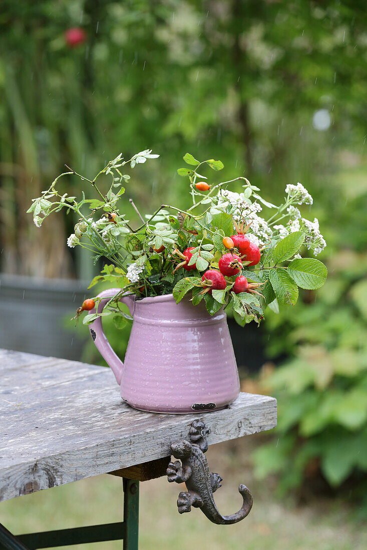 Hagebutten und Schafgarbe in Vase