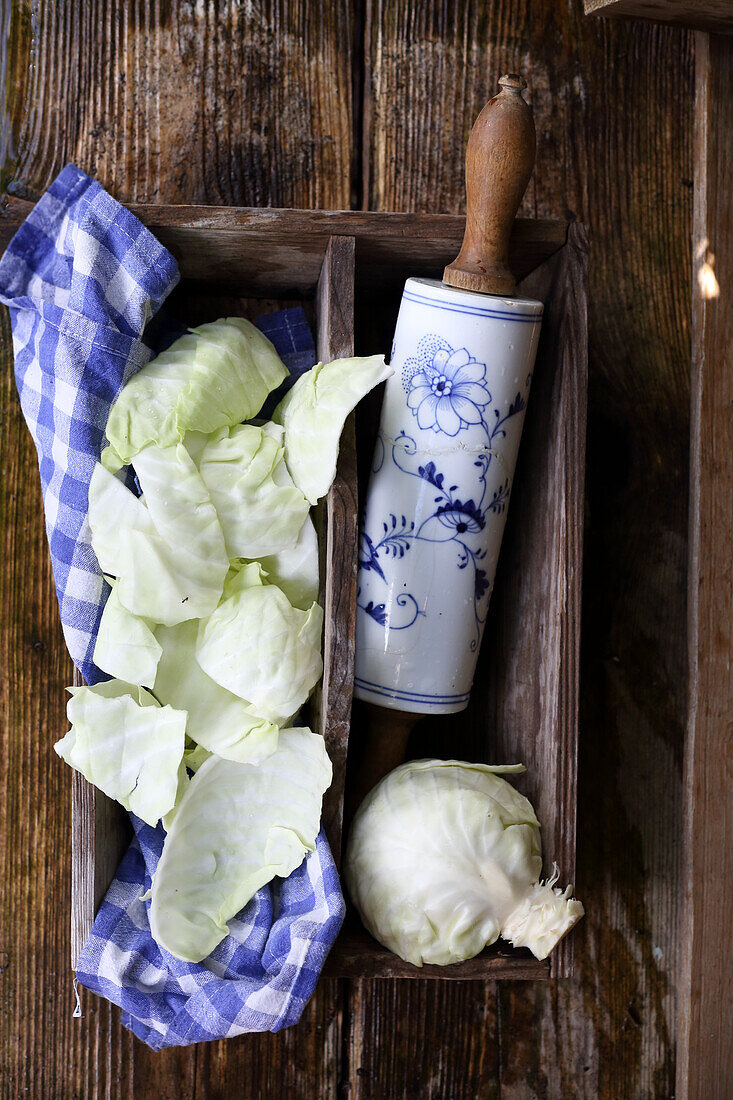 Ingredients for a white cabbage compress