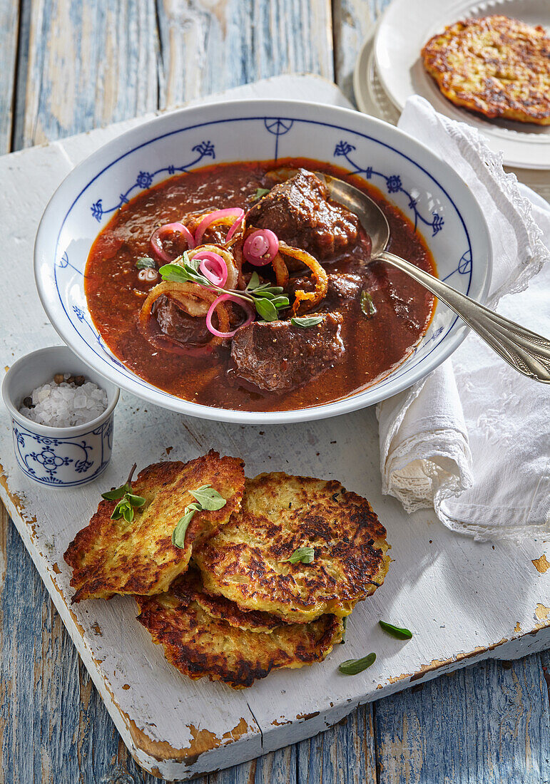 Wiener Rindsgulasch mit Kartoffelpuffern