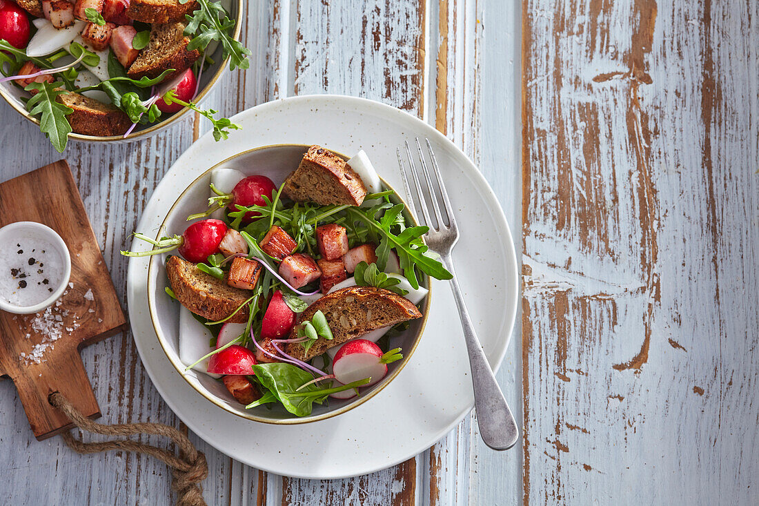 Rucola-Radieschen-Salat mit Speck und Brot