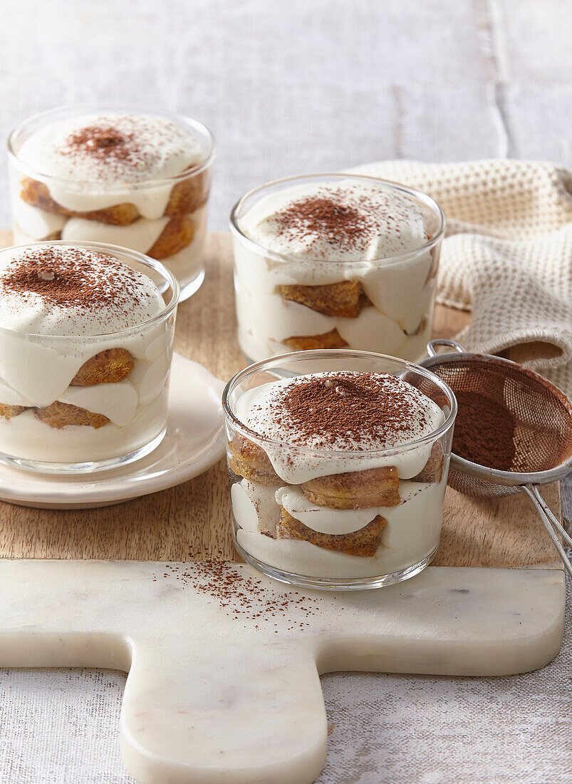 Klassisches italienisches Tiramisu serviert in Gläsern