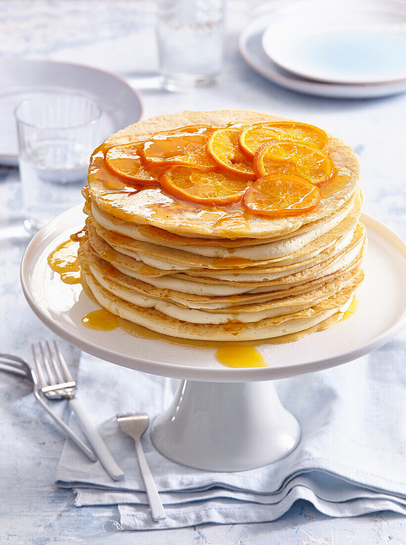 Crêpe-Suzette-Torte mit Orangenscheiben