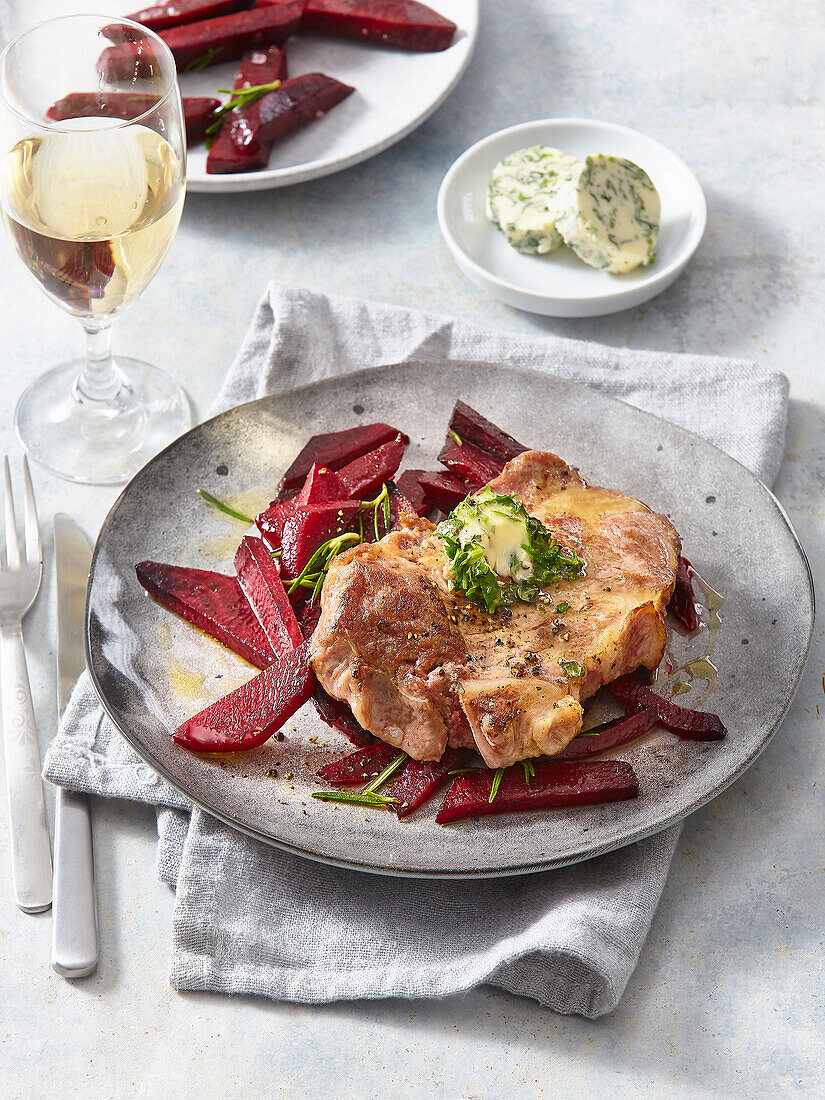 Gegrillter Schweinenacken mit Kräuterbutter und Rote-Bete