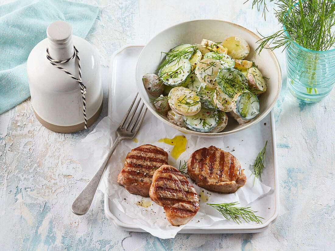 Gegrilltes Schweinefilet dazu Kartoffel-Dill-Salat