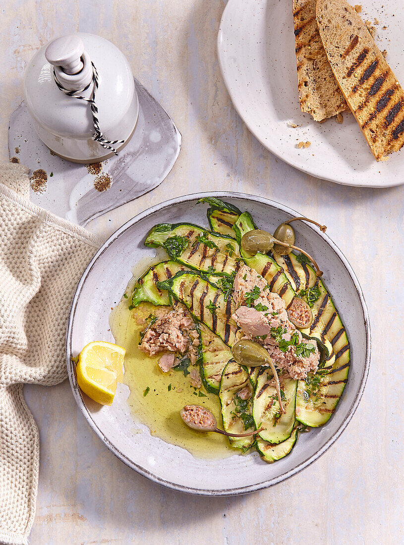 Salat mit gegrillten Zucchini und Thunfisch