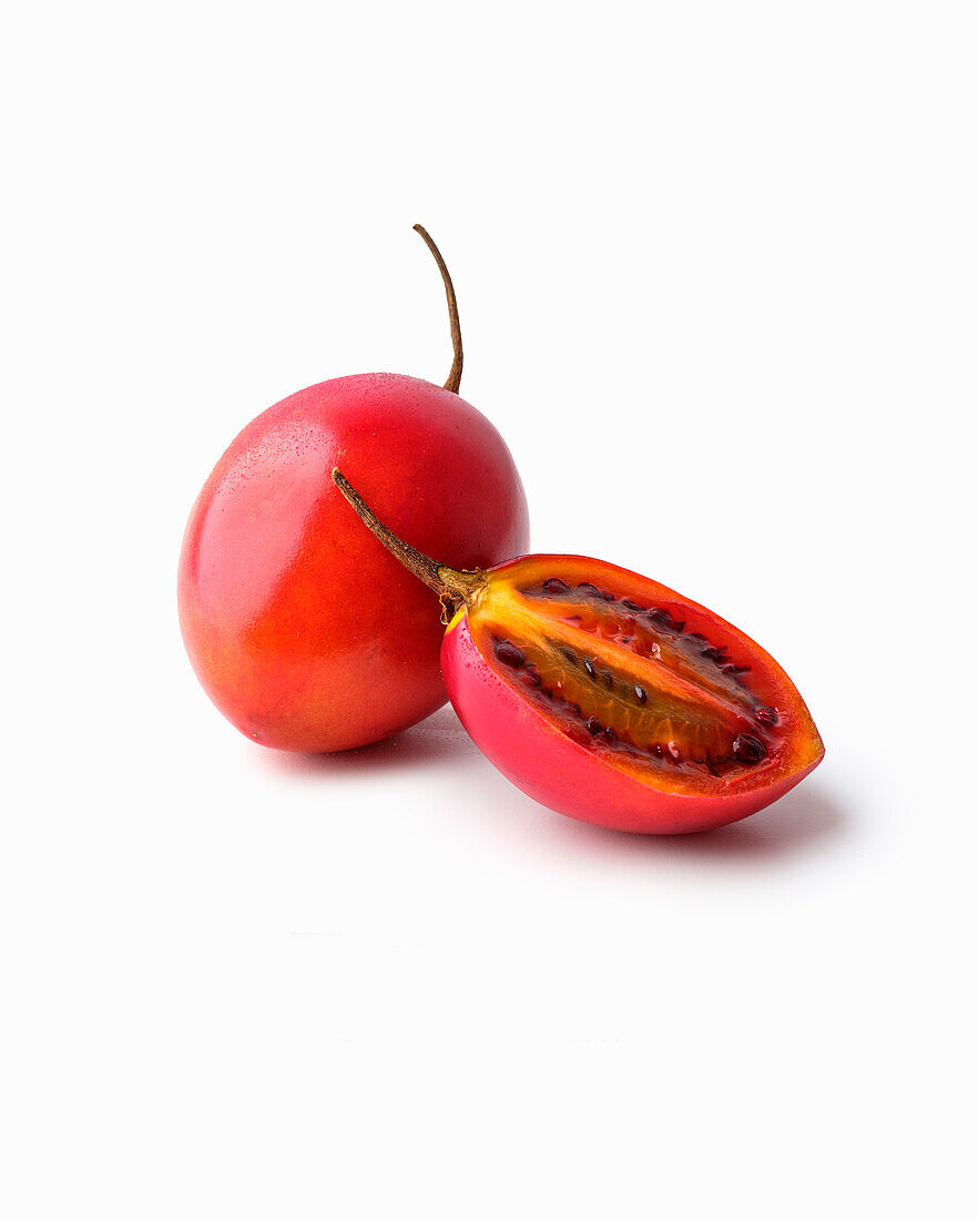 Ganze und halbierte Tamarillo