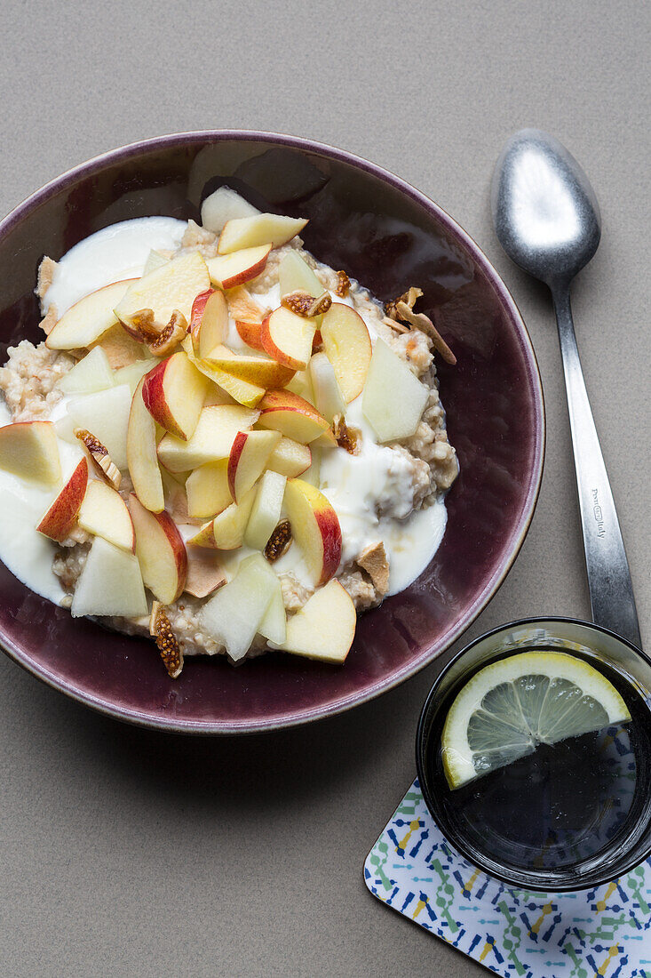 Schnelles Hirseporridge mit Äpfeln und getrockneten Feigen