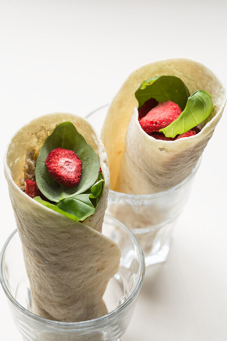 Wrap mit getrockneten Erdbeeren und Basilikum