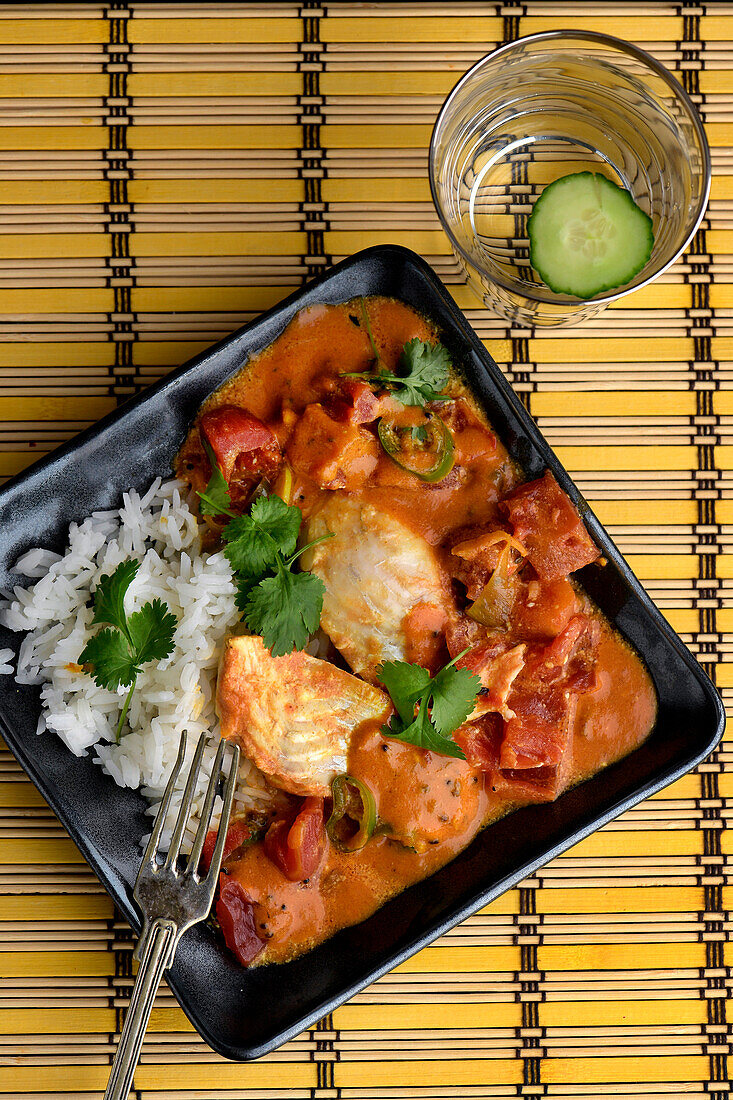 Indischer Fisch in würziger Tomatensauce mit Reis