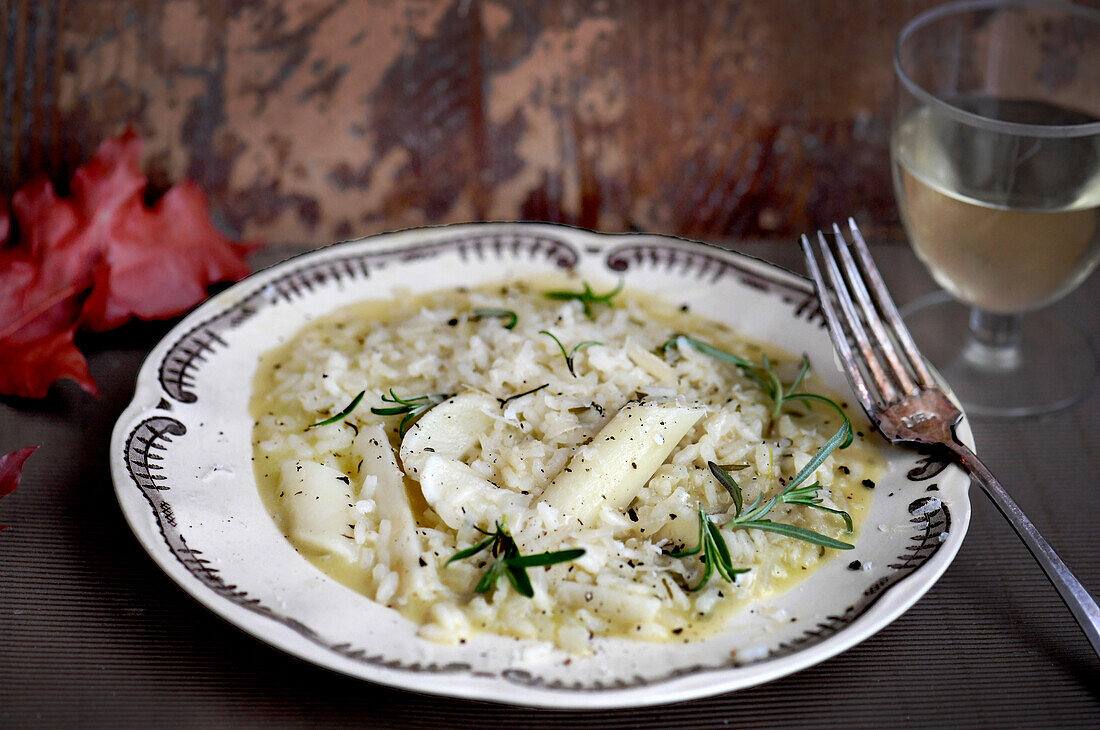 Schwarzwurzel-Risotto mit Pecorino und Pinienkernen