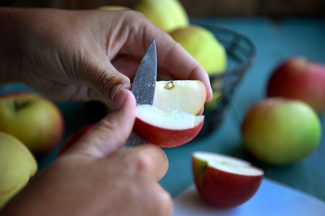 Cutting up apples