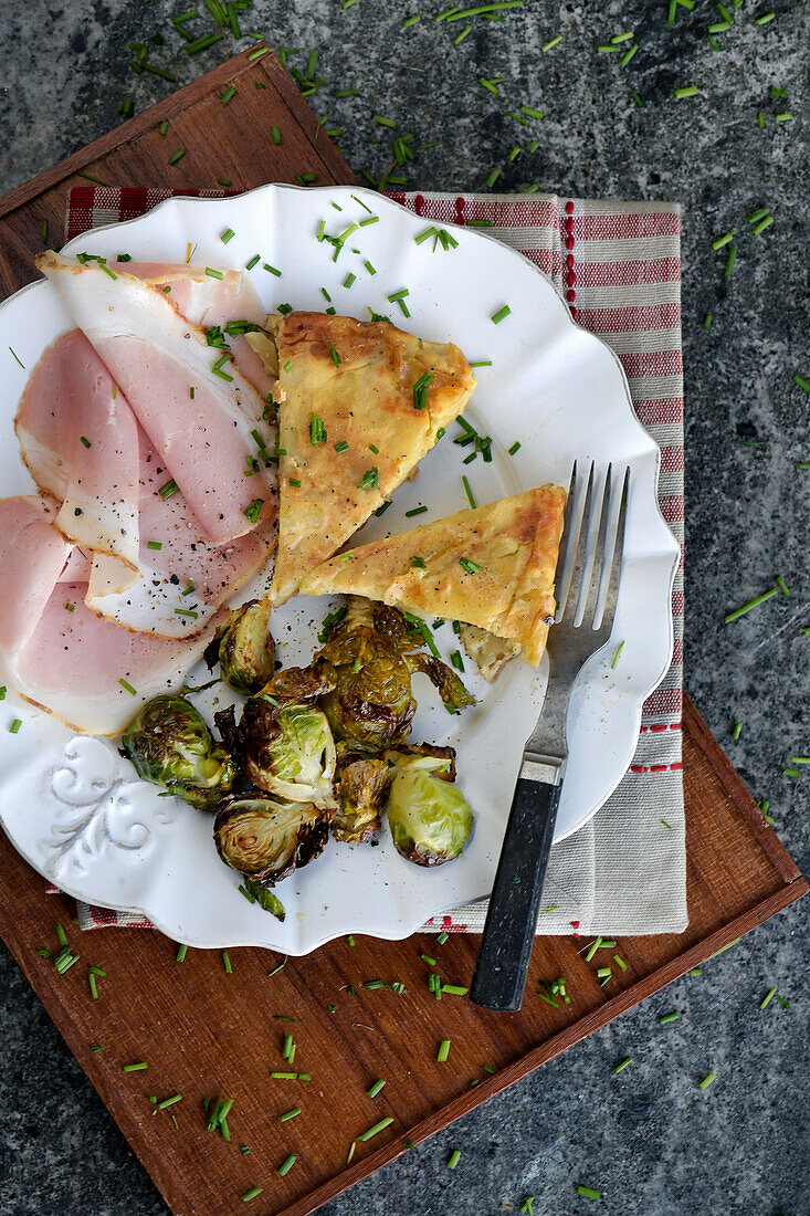 Kartoffeltortilla mit Weihnachtsschinken und geröstetem Rosenkohl (Resteverwertung)