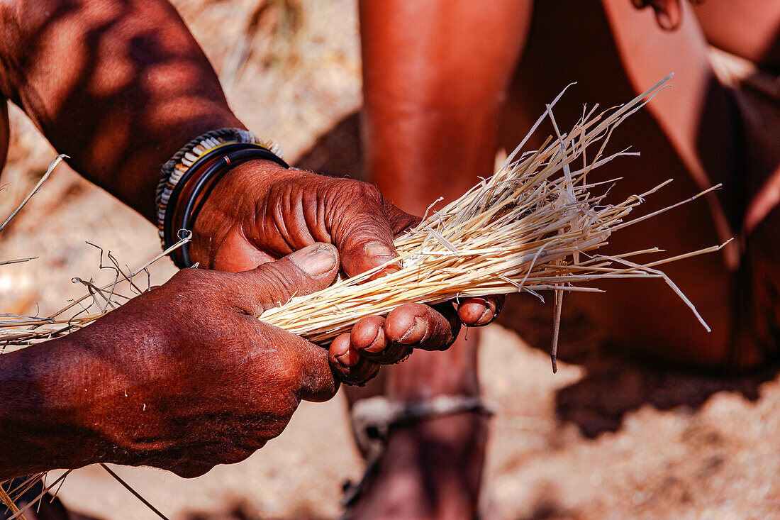 Strohbündel, Historische Lebensweise der Buschleute 'San', Erongogebirge, Damaraland, Namibia, Afrika