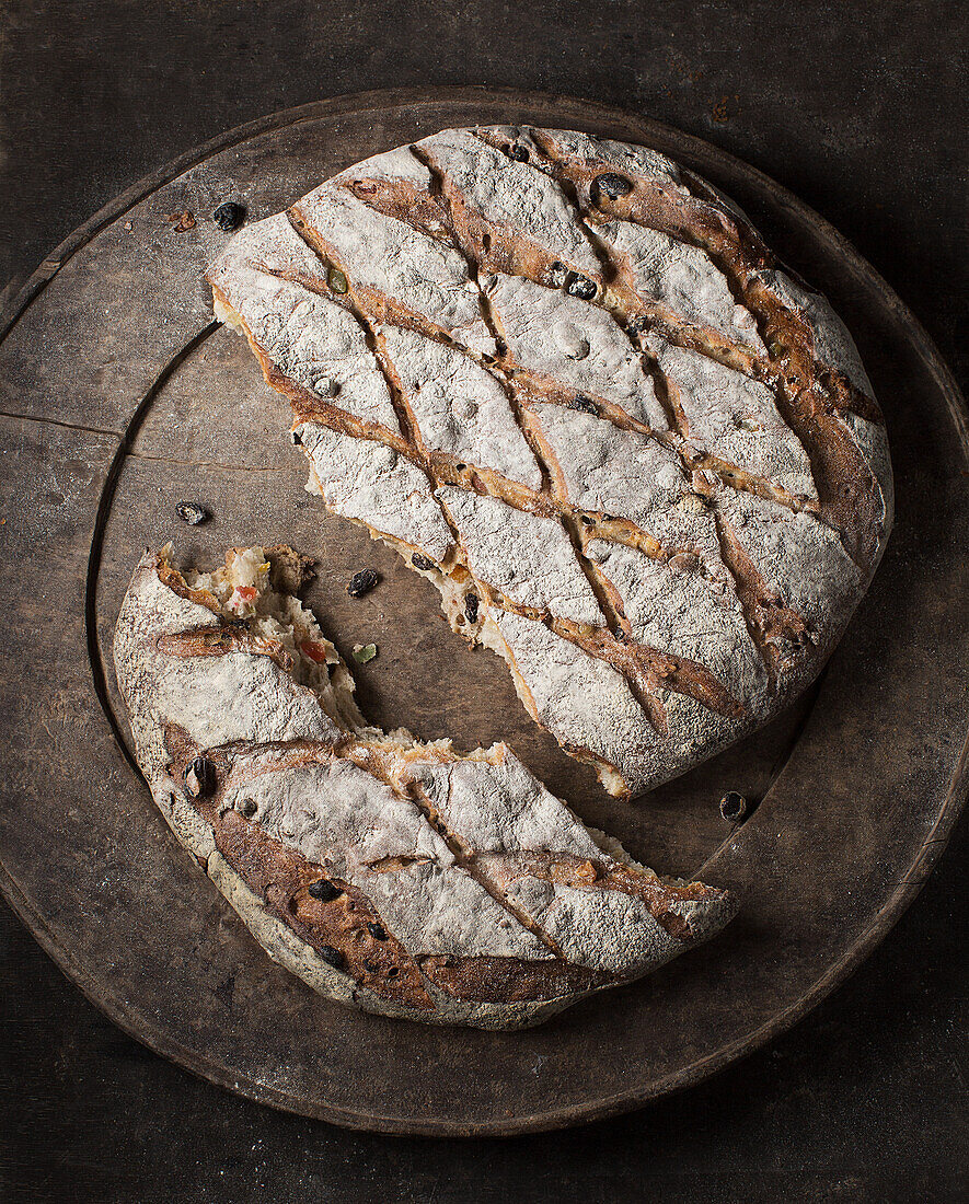 Angeschnittener Brotlaib mit kandierten Früchten