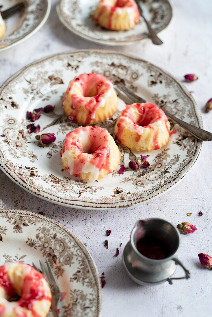 Mini Bundt Cakes mit rotem Zuckerguss