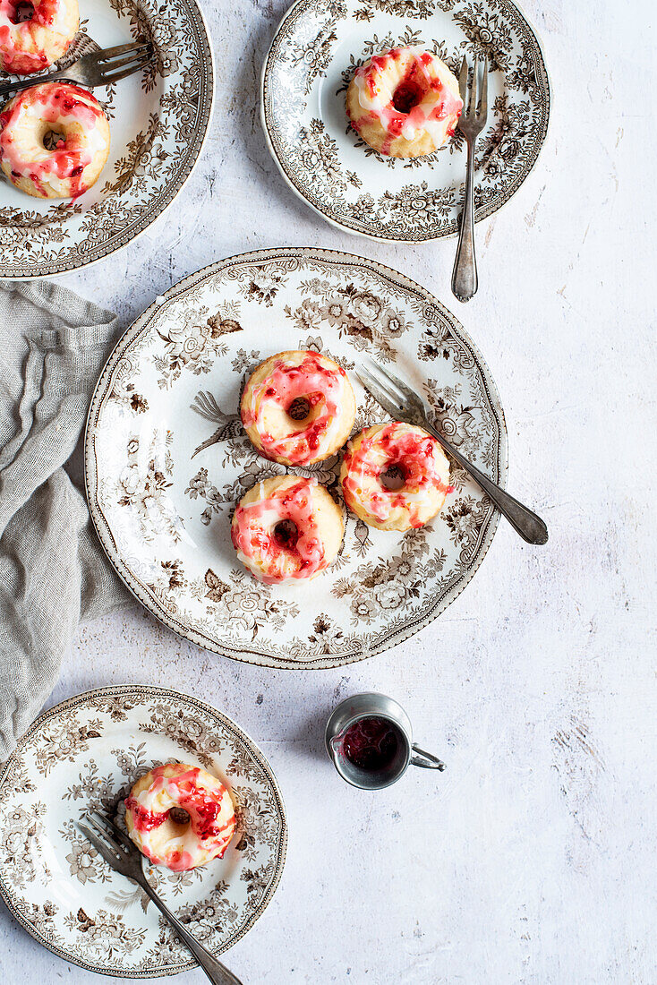 Mini Mundt cakes with red icing