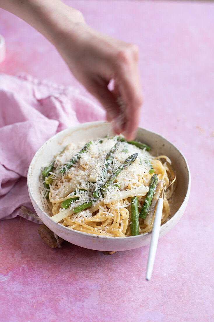 Vegetarische Spaghetti Carbonara mit weißem und grünem Spargel