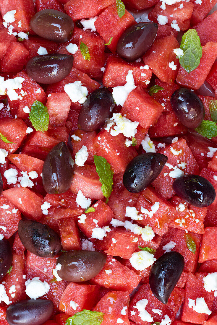 Salat aus Wassermelone, Schafskäse, Kalamata-Oliven und frischer Minze