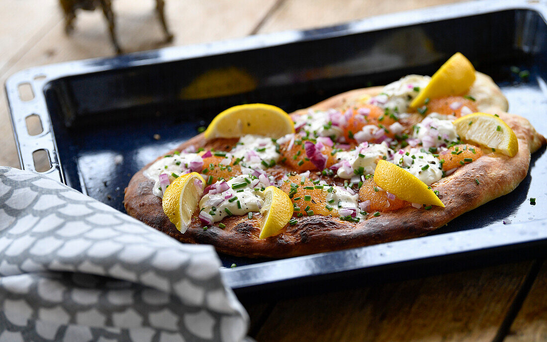 Rogenpizza mit Crème fraîche und Schnittlauch