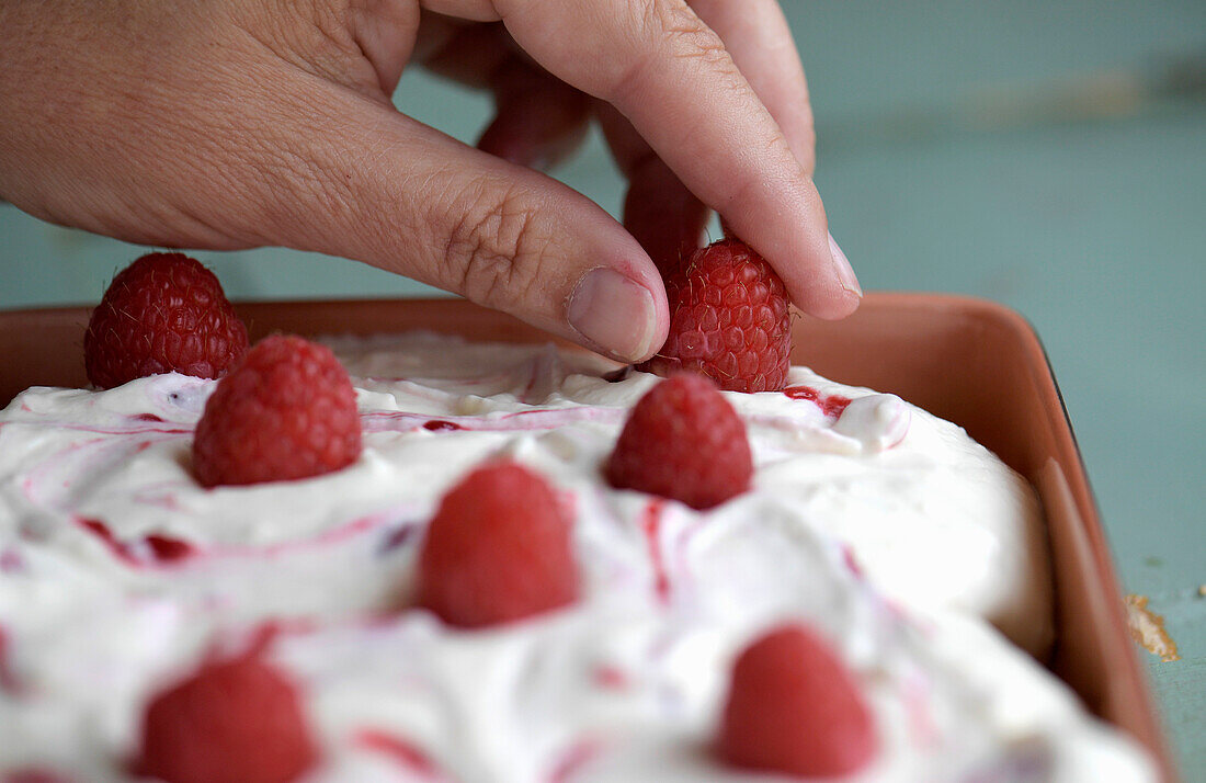 Dessert mit Himbeercreme (Nahaufnahme)