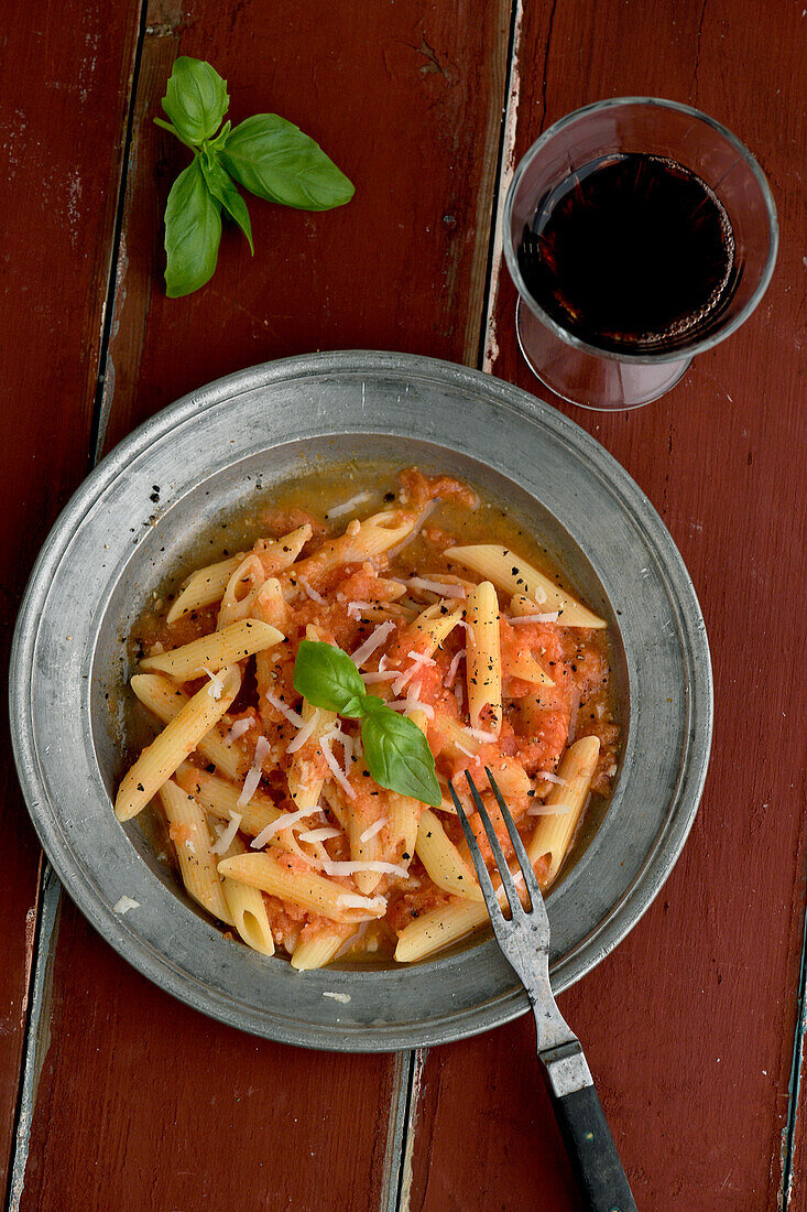 Pasta with raw tomato sauce