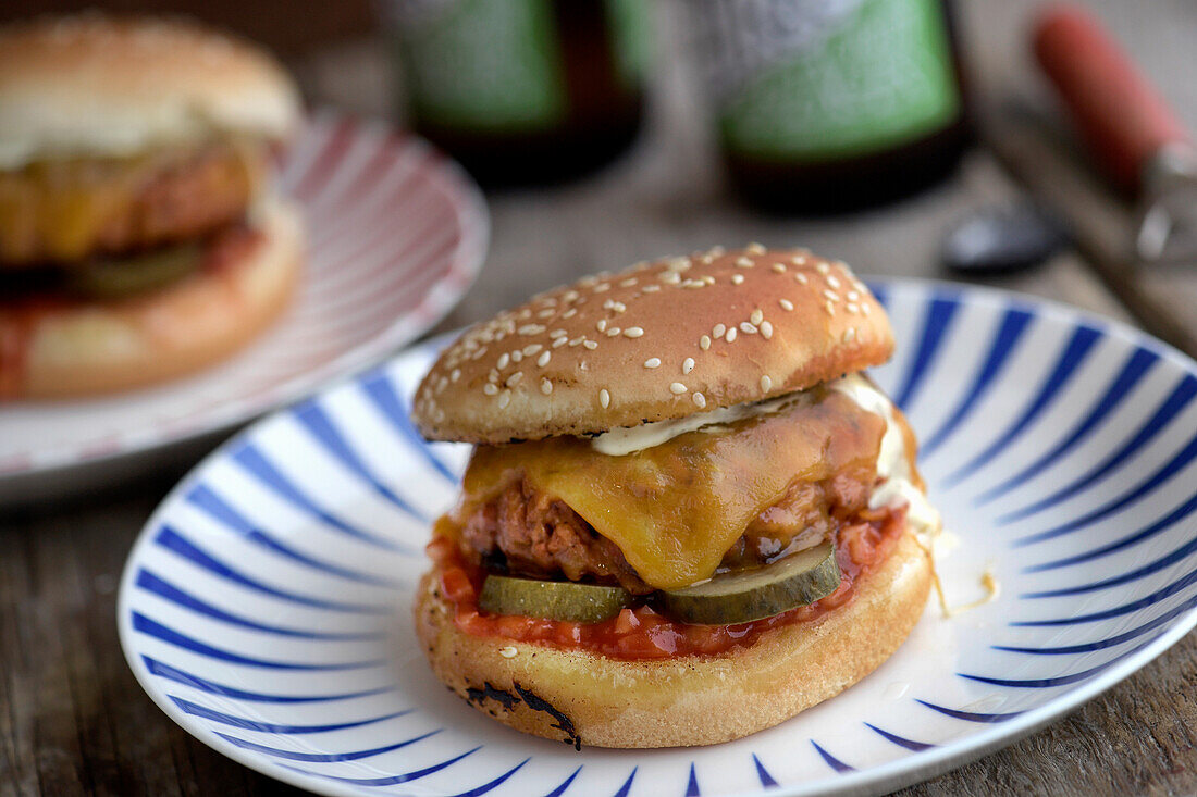 Vegetarischer Burger im BBQ-Stil mit Zwiebelstückchen und Dijon-Creme