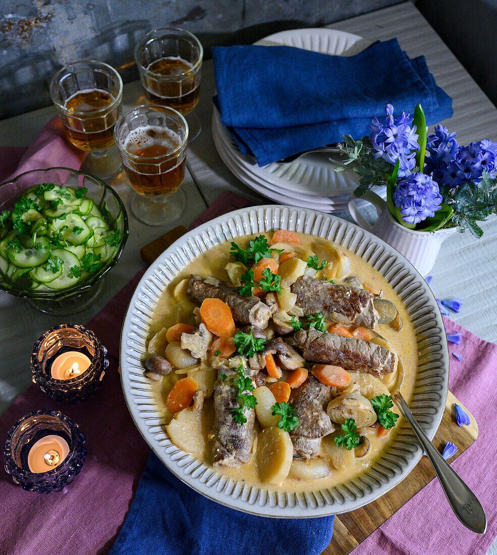 Wintereintopf mit Kartoffeln, Zwiebeln und gefüllten Rindersteakröllchen