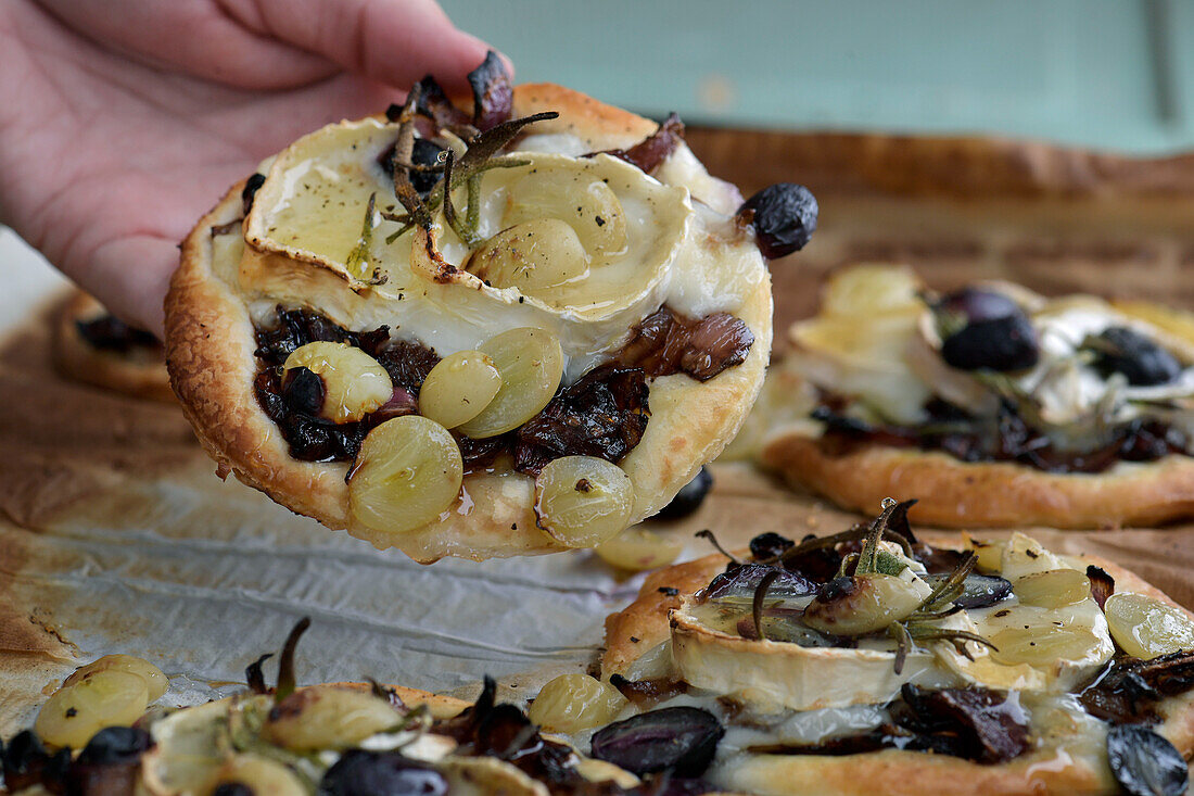 Mini-Pizzen mit Ziegenkäse und Trauben