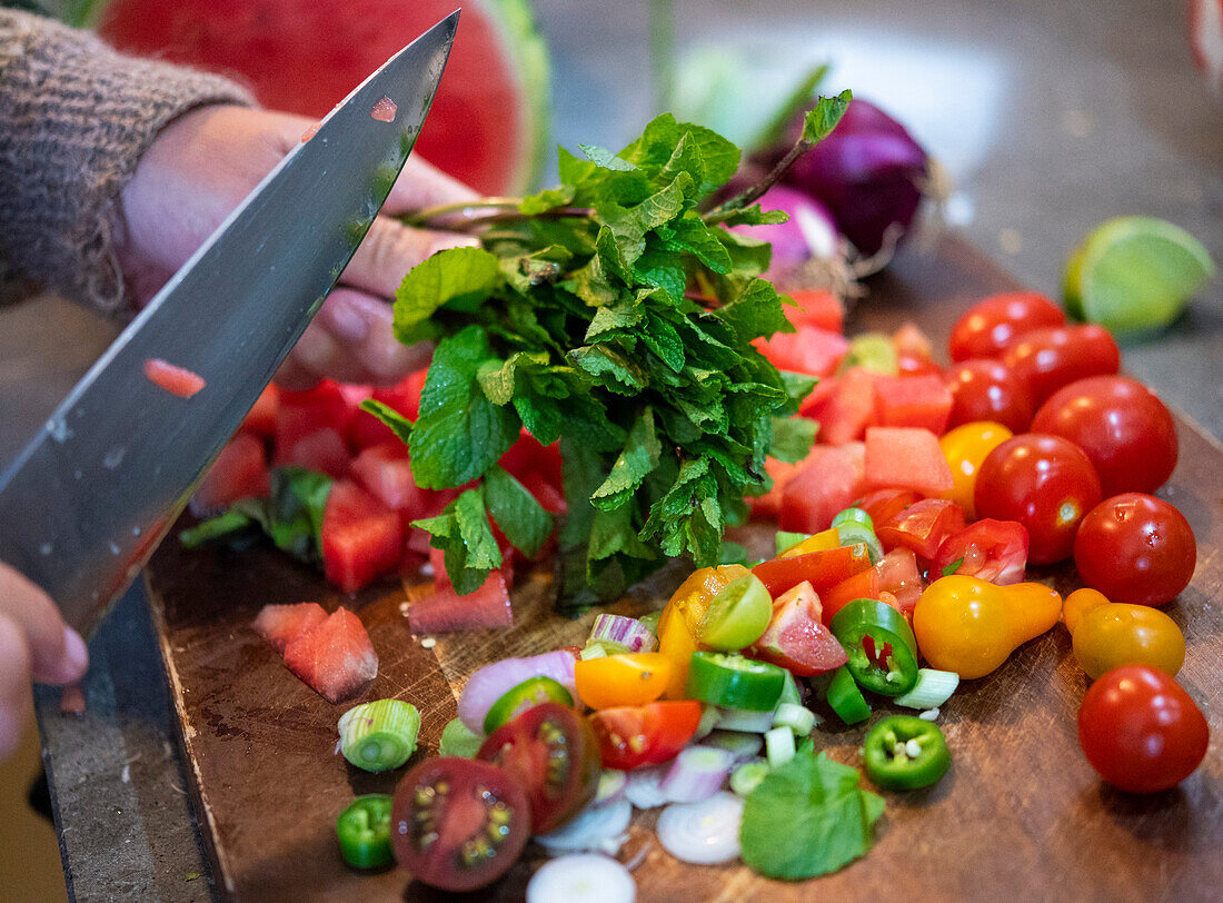 Wassermelonensalat mit Tomaten und Kräutern zubereiten