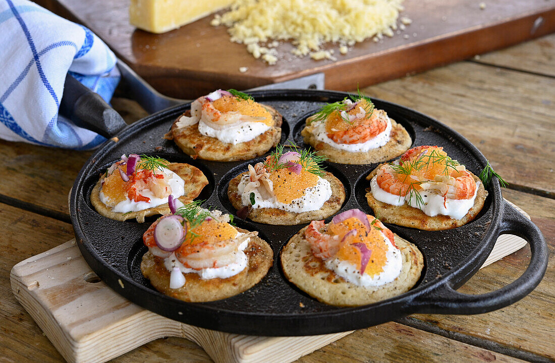 Blinis mit Västerbotten-Käse, Garnelen und Kaviar