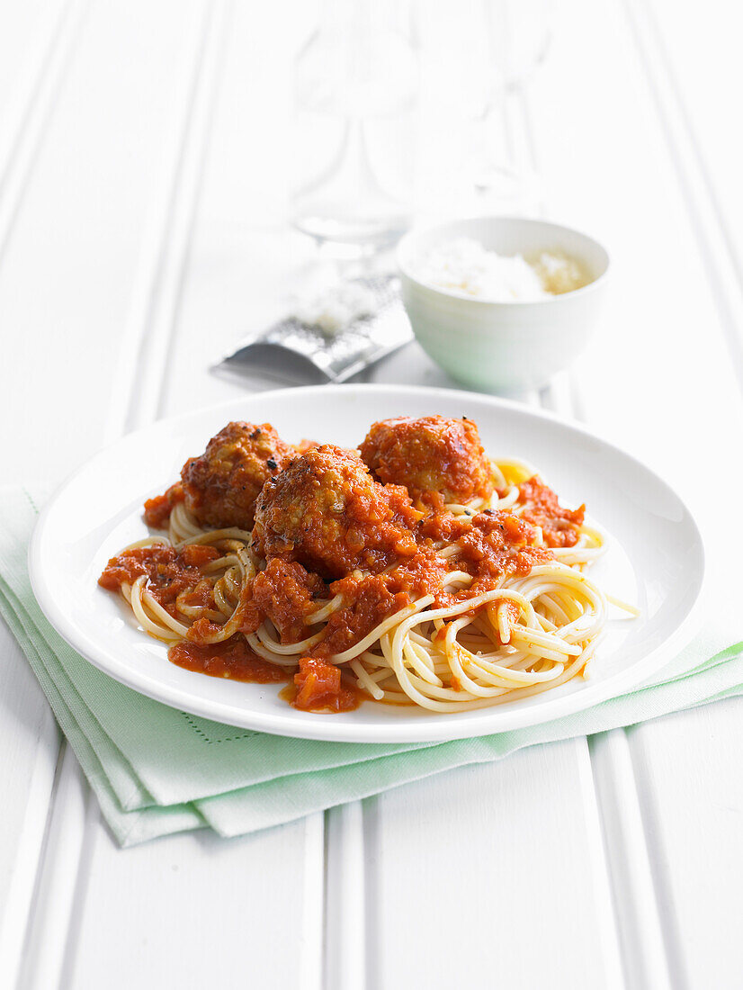 Spaghetti mit Hackbällchensauce