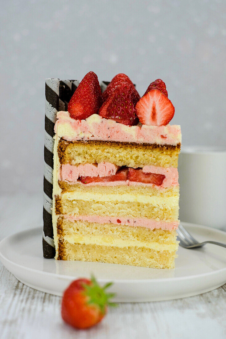 Ein Stück Erdbeer-Buttercreme-Torte