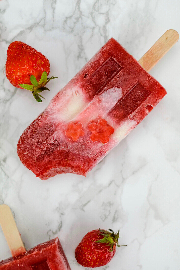 Strawberry-yoghurt ice cream pops