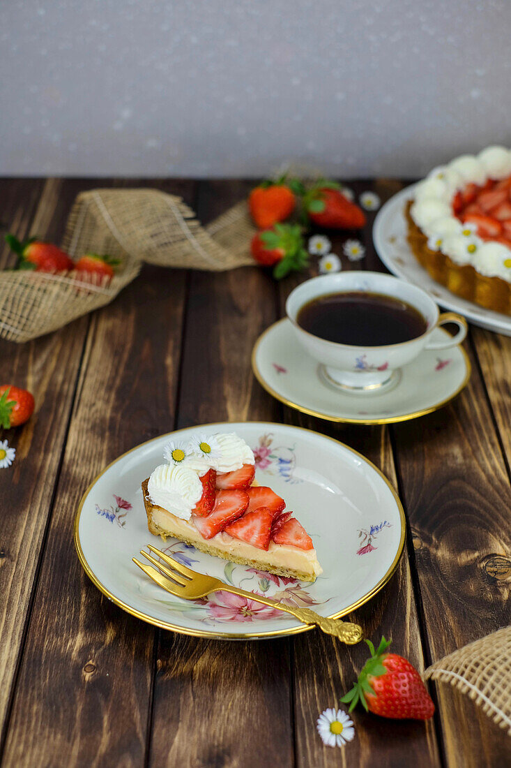 Strawberry tart with cream