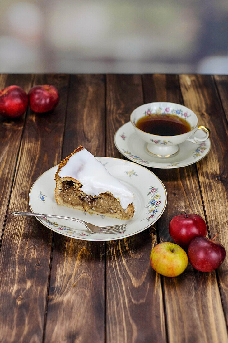 Gedeckter Apfelkuchen mit Zuckerguss