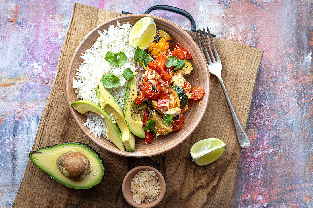 Reis mit Avocado und Tomaten-Zucchini-Gemüse