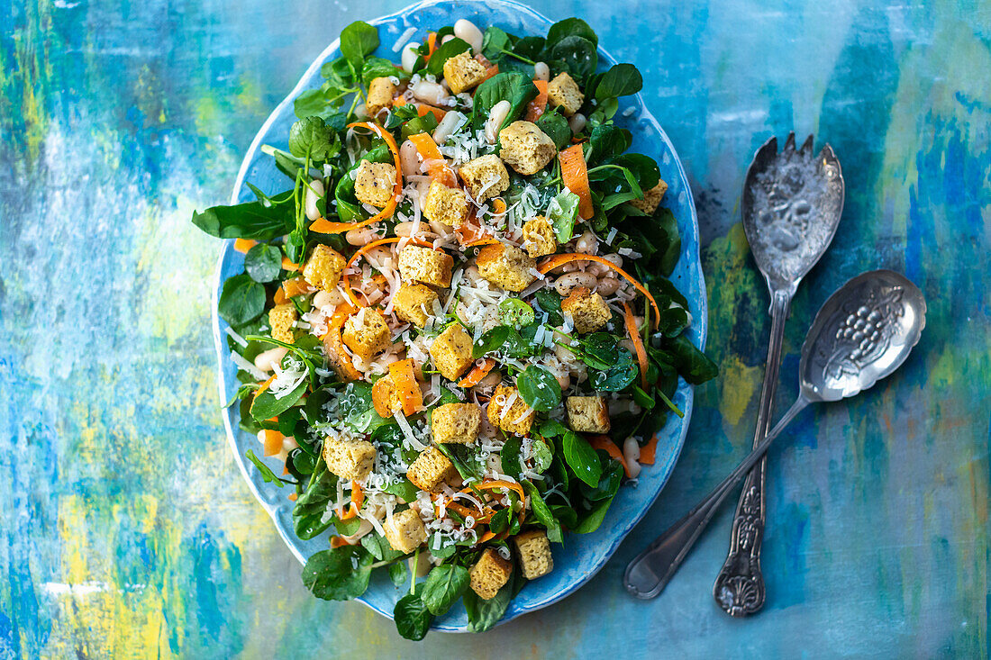 Bohnen-Karotten-Salat mit Käse und Croutons