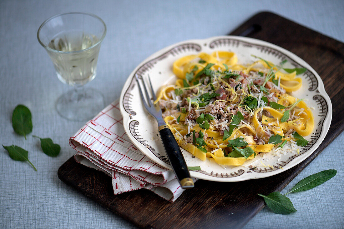 Tagliatelle mit Hackfleisch, Zitrone und Salbei