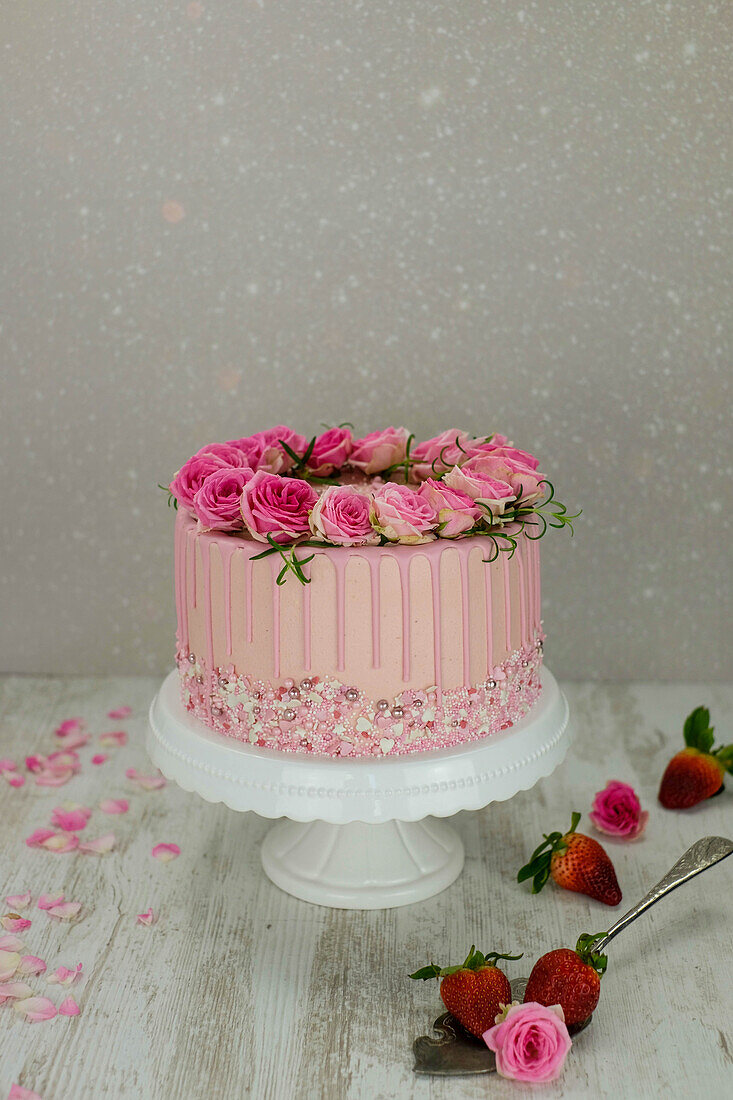 Rosiger Erdbeer-Dripping-Cake