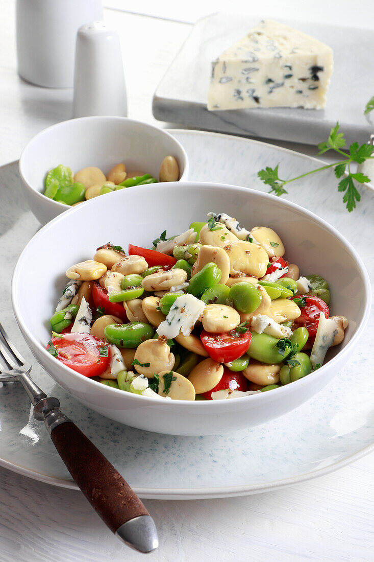 Lupinensalat mit Saubohnen, Kirschtomaten und Blauschimmelkäse