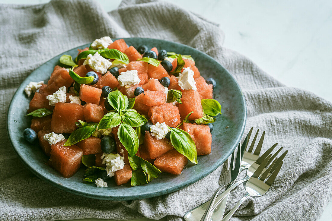 Wassermelonen-Feta-Salat mit Basilikum und Heidelbeeren