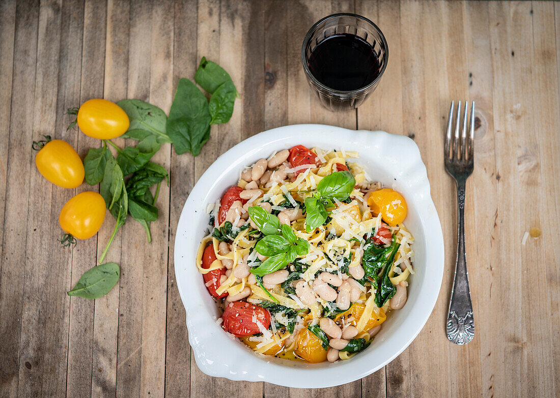 Linguine mit Cannellini, Spinat und Tomate